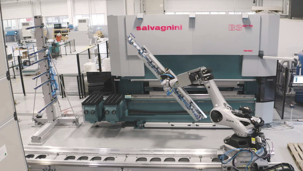 Salvagnini press brake: robotic bending of heavy sheet metal