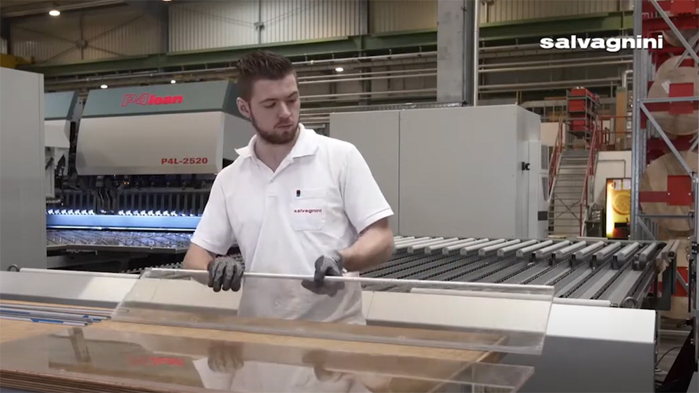 Salvagnini panel bending: P4 high performances in sheet metal profile manufacturing - CUT option